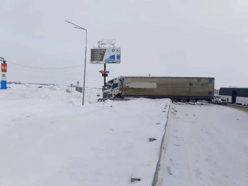В Самарской области на автодороге М-5 «Урал» столкнулись автобус «МАН» и грузовик «Вольво»  