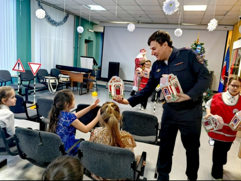 «Полицейский Дед Мороз»: полицейские и общественники продолжают радовать детей губернии подарками