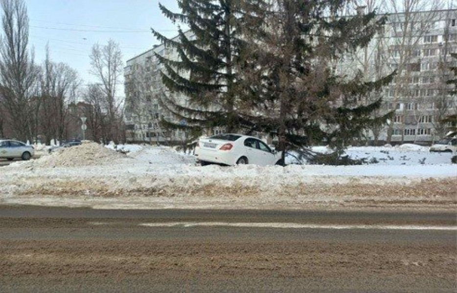 В Тольятти водитель врезался в дерево