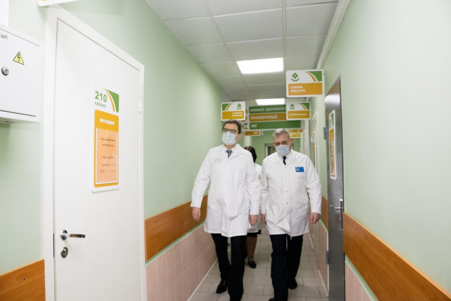 В ходе рабочего визита в Тольятти Армен Бенян посетил подразделения поликлиники № 2
