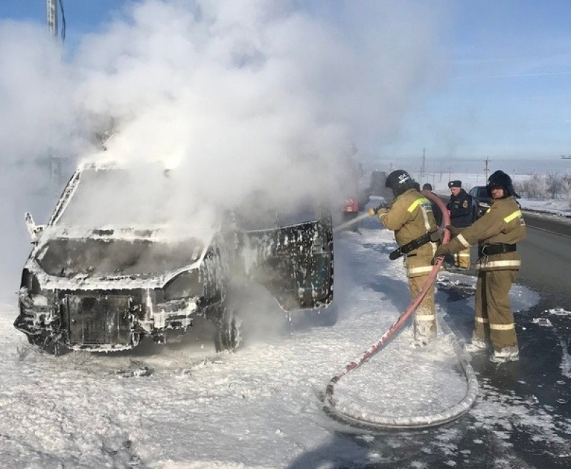 На трассе Самара-Оренбург загорелся автомобиль