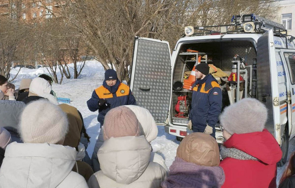 Спасатели Поисково-спасательного отряда Тольятти провелиУрок безопасности в медицинском колледже города