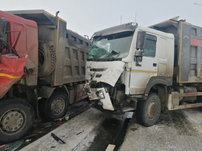 В Самарской области произошло лобовое столкновение двух большегрузов марки HOVO