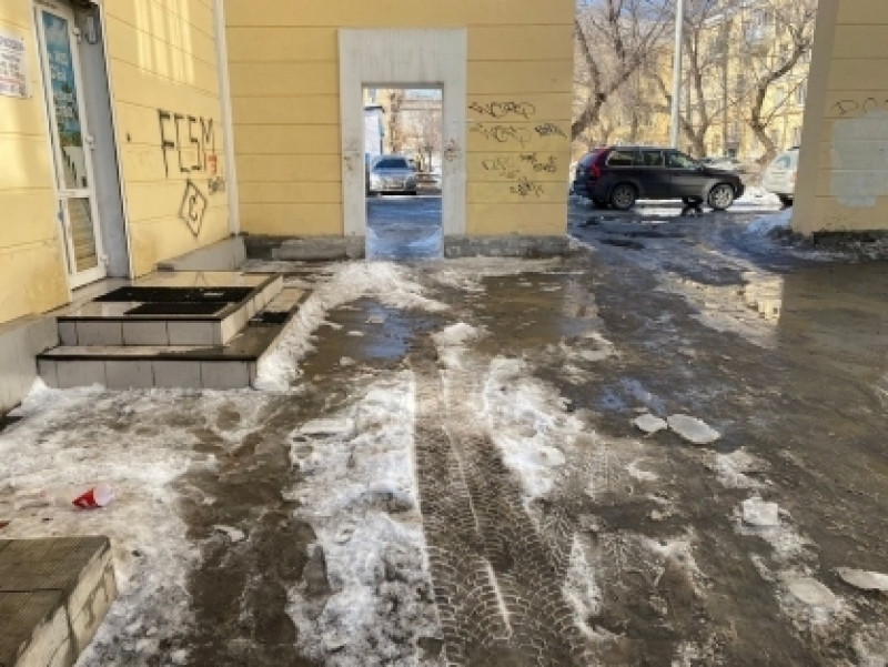 В Самаре возбуждено уголовное дело по факту схода снега с крыши дома, в результате которого пострадали женщина и ребенок
