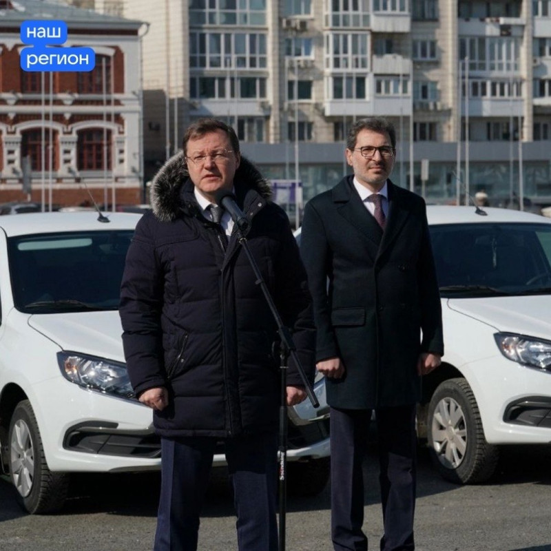 Дмитрий Азаров передал 40 новых автомобилей Lada Granta медучреждениям региона