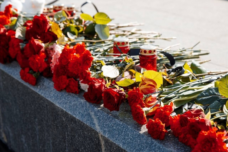 На площади Славы молодёжные организации региона возложили цветы и выразили соболезнования семьям погибших в «Крокус Сити Холл»