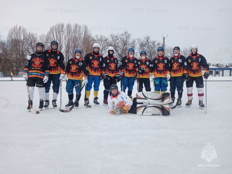 В ходе чемпионата по хоккею с мячом сызранские огнеборцы показали высокое мастерство