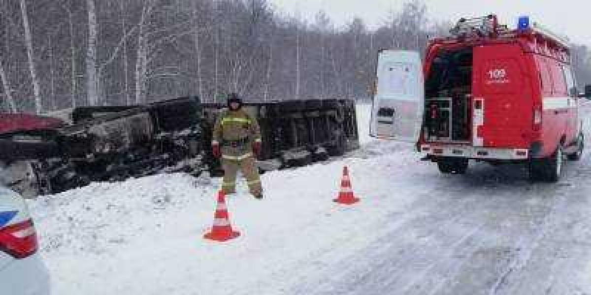 В Сергиевском районе съехал с дороги и опрокинулся на бок грузовик Scania