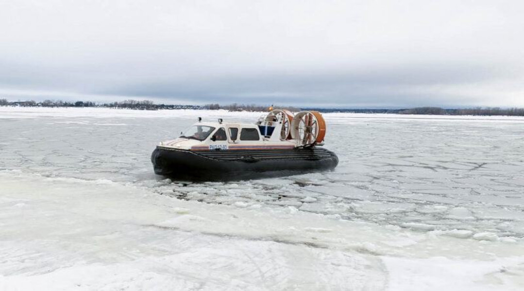 Спасатели на Волге около Ленинградского спуска сняли с дрейфующей льдины молодого человека