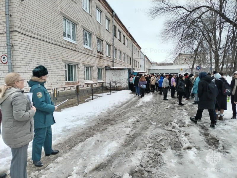 В тольяттинской школе прошла учебная тренировка по эвакуации учащихся и персонала