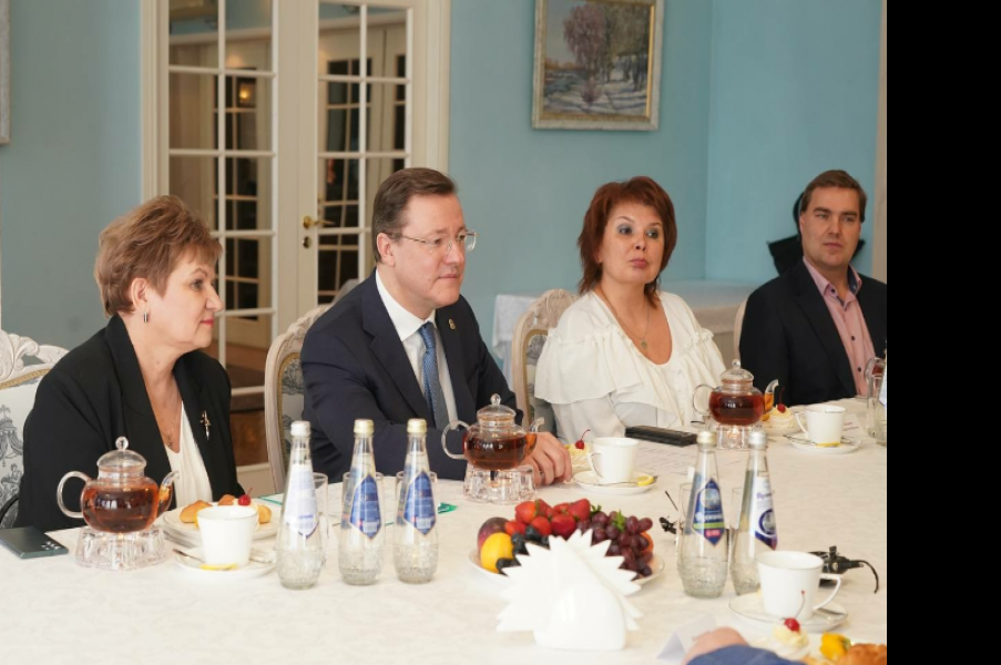 Губернатор Дмитрий Азаров встретился с участниками фестиваля «Славянский дом» из Сербии