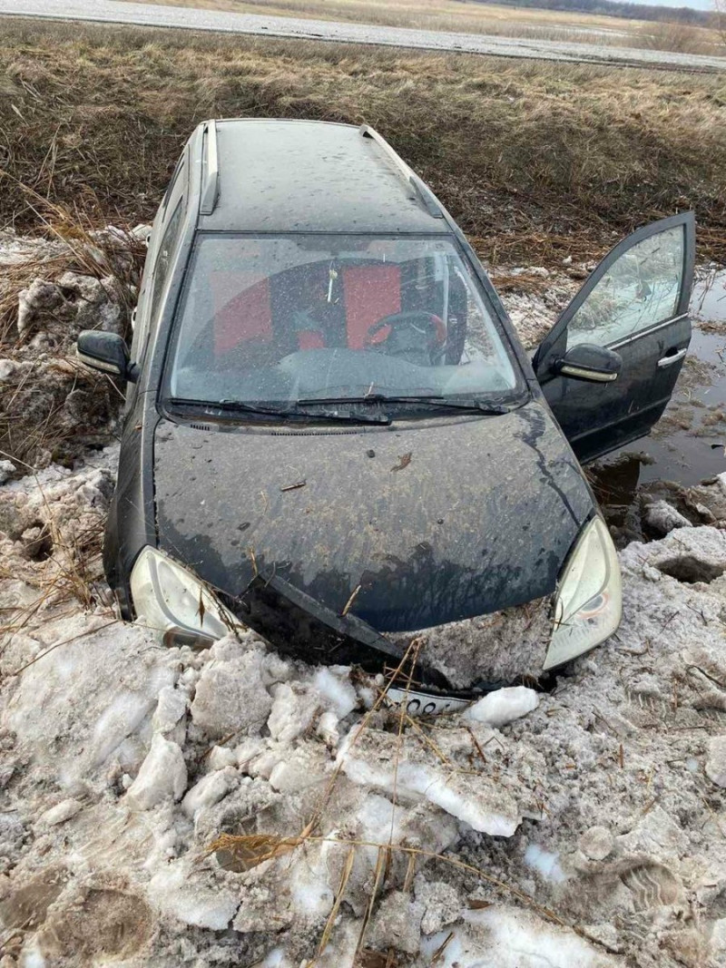 В Сергиевском районе автомобилистка перевернула машину в кювет, пострадали двое