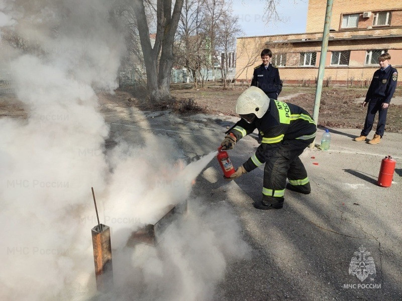Тольяттинские кадеты учились тушить пожар