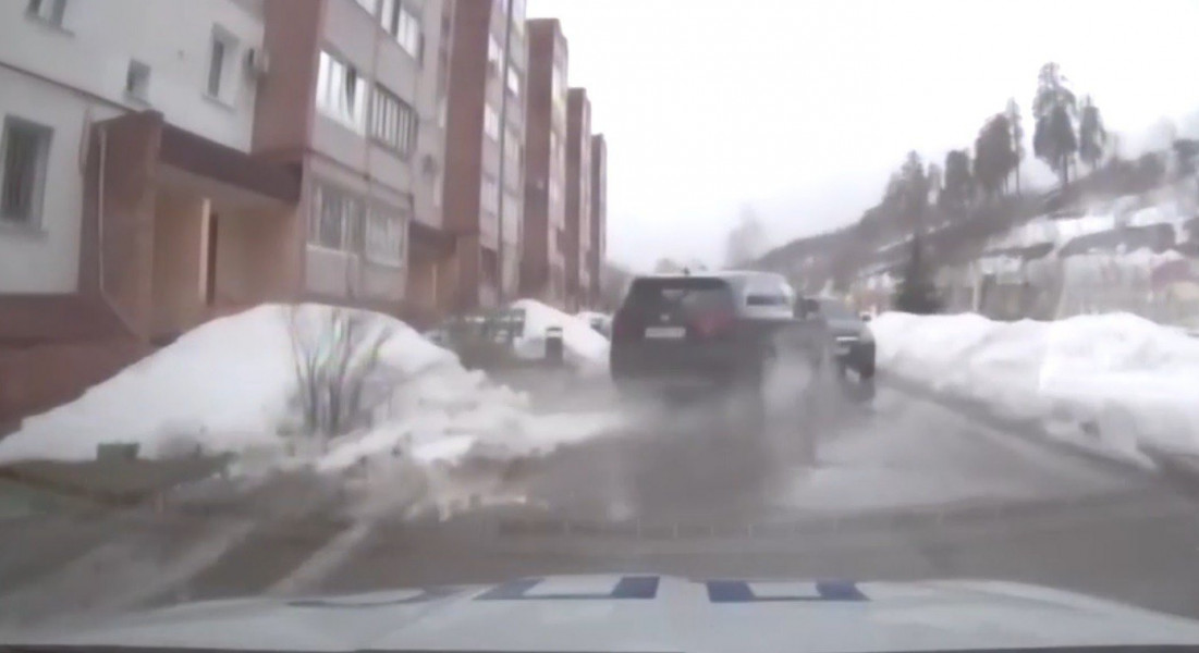 Водитель в Жигулевске, уходя от погони, протаранил несколько припаркованных авто