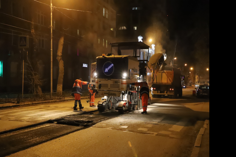 Минувшей ночью в Самаре на улице Садовой начали фрезеровать старое покрытие автодороги