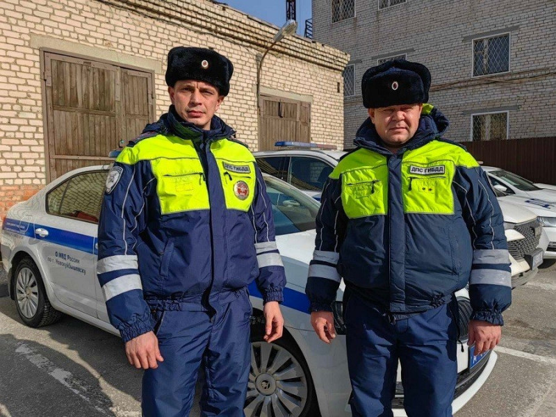 Сотрудники полиции в Новокуйбышевске помогли автомобилистке, попавшей в сложную ситуацию
