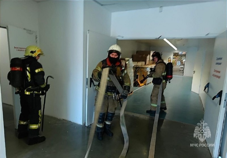 Самарские пожарные отработали действия по тушению условного пожара в гипермаркете «Мetro»
