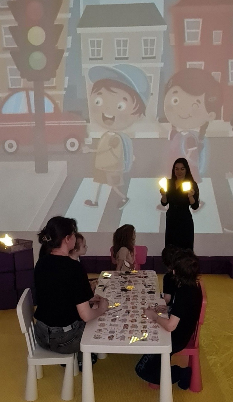 Сотрудники ГИБДД Тольятти провели мастер-класс для детей по изготовлению световозвращающих наклеек