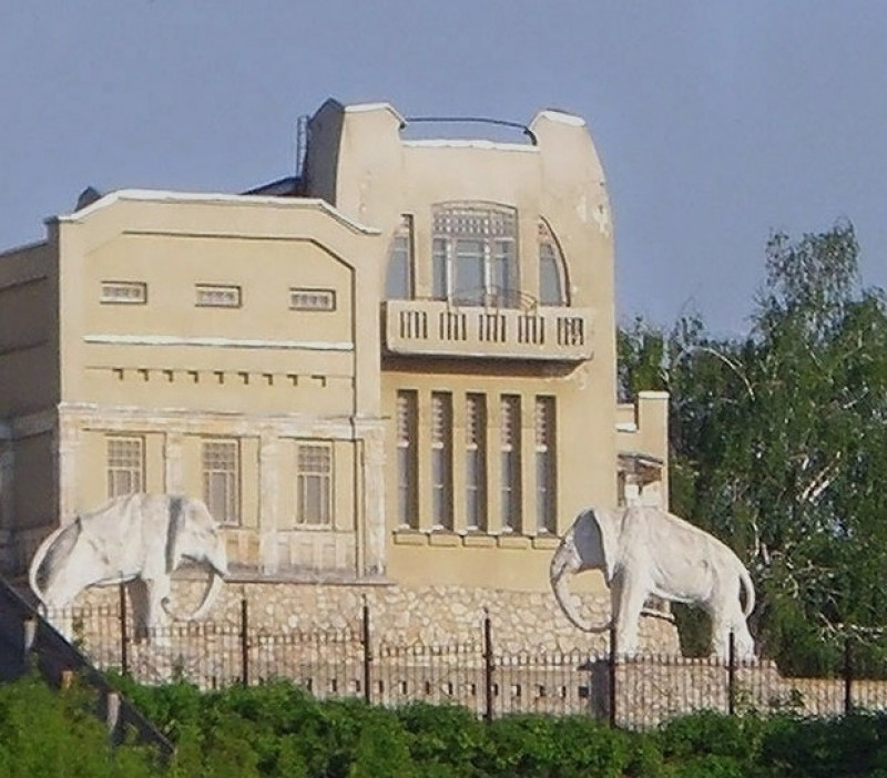 В Самаре на Даче купца Головкина восстановили скульптуры слонов