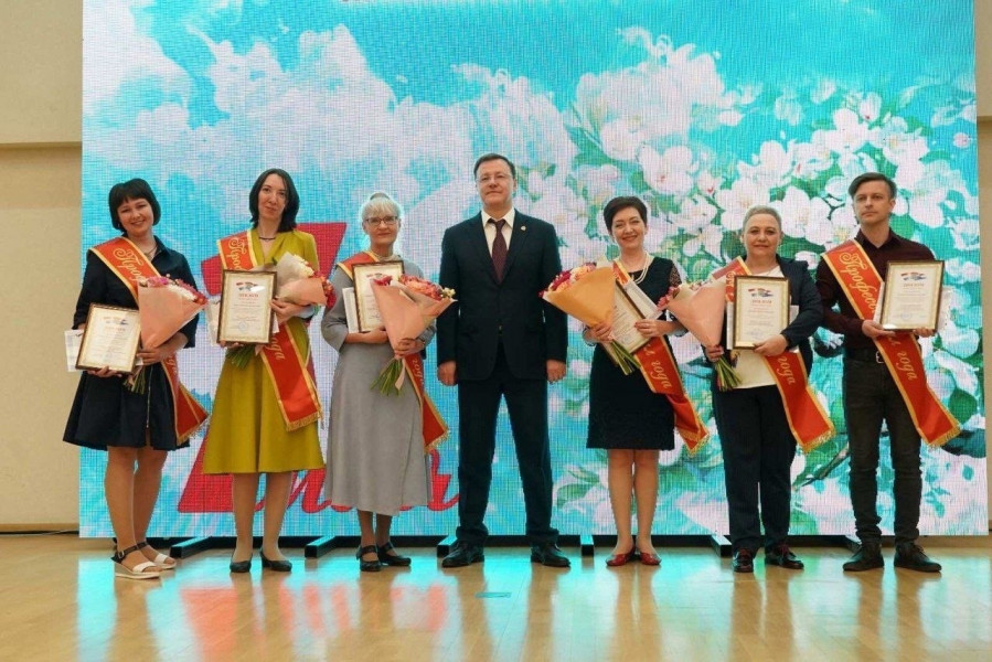 Дмитрий Азаров наградил победителей конкурсов 