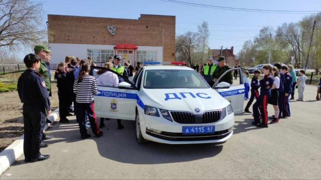 В Кинель-Черкассах полицейские провели урок безопасности для учащихся «Полицейского» и «Казачьего» класса 