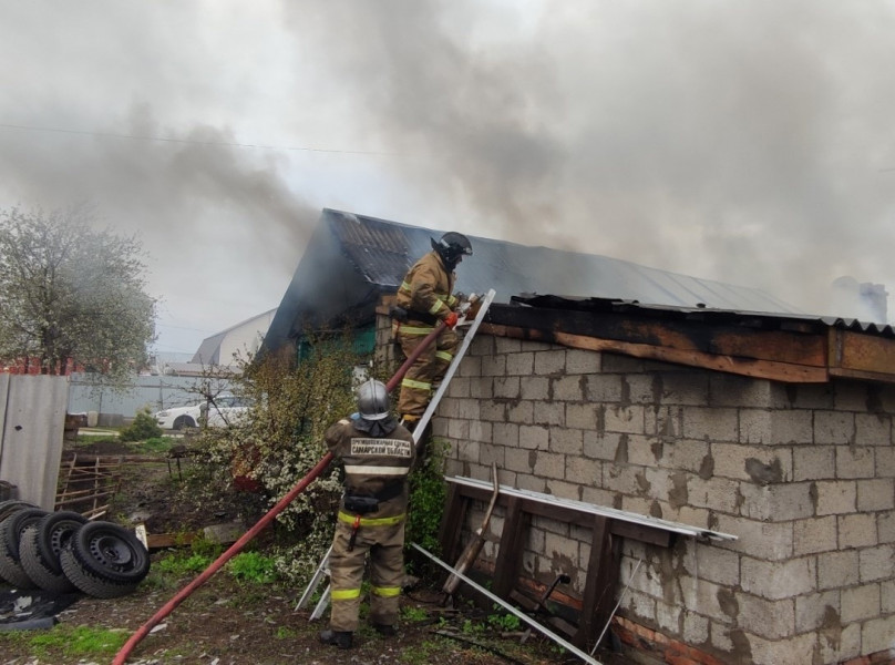 В Кинеле горел двухквартирный дом