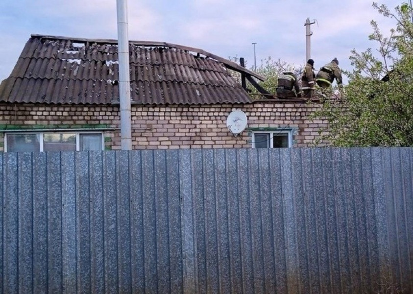 В Кинель-Черкасском районе горела крыша частного двухквартирного дома