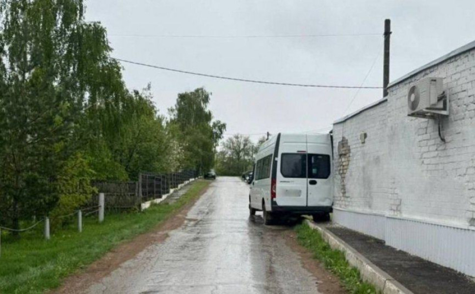 В Самарской области «Газель» с пассажирами без водителя въехала в дом