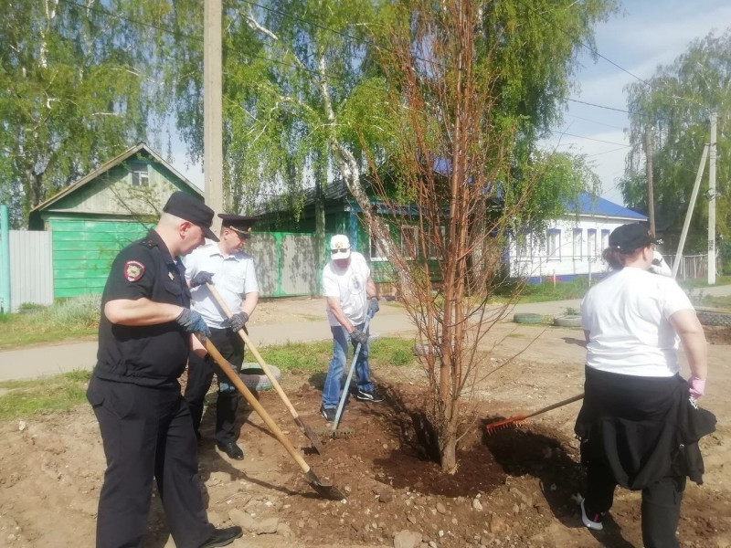Сотрудники полиции Самарской области продолжают принимать участие в акции "Сад памяти"