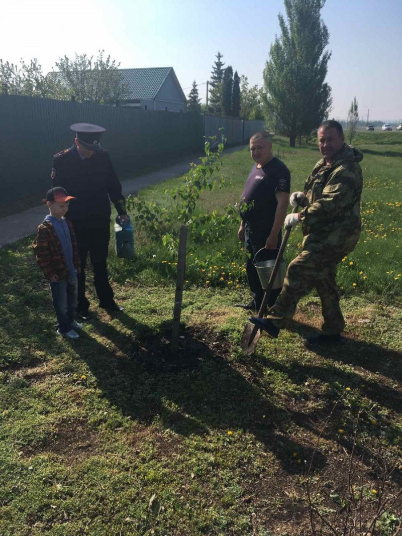 Самарские полицейские продолжают принимать участие в акции "Сад памяти"