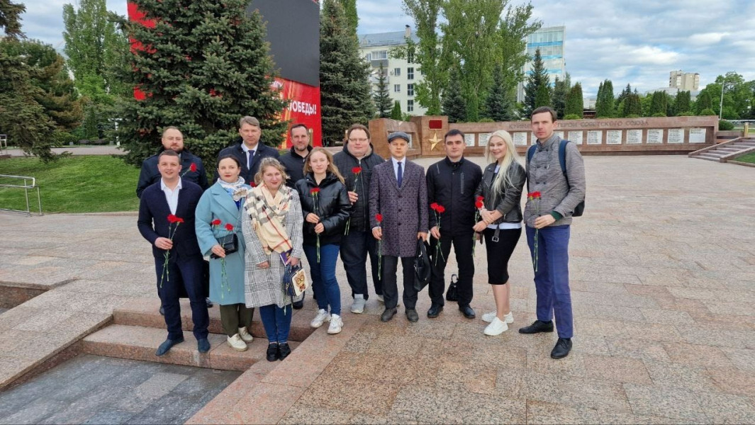 "Лидеры России" возложили цветы к мемориалам Великой Отечественной войны в Самарской области