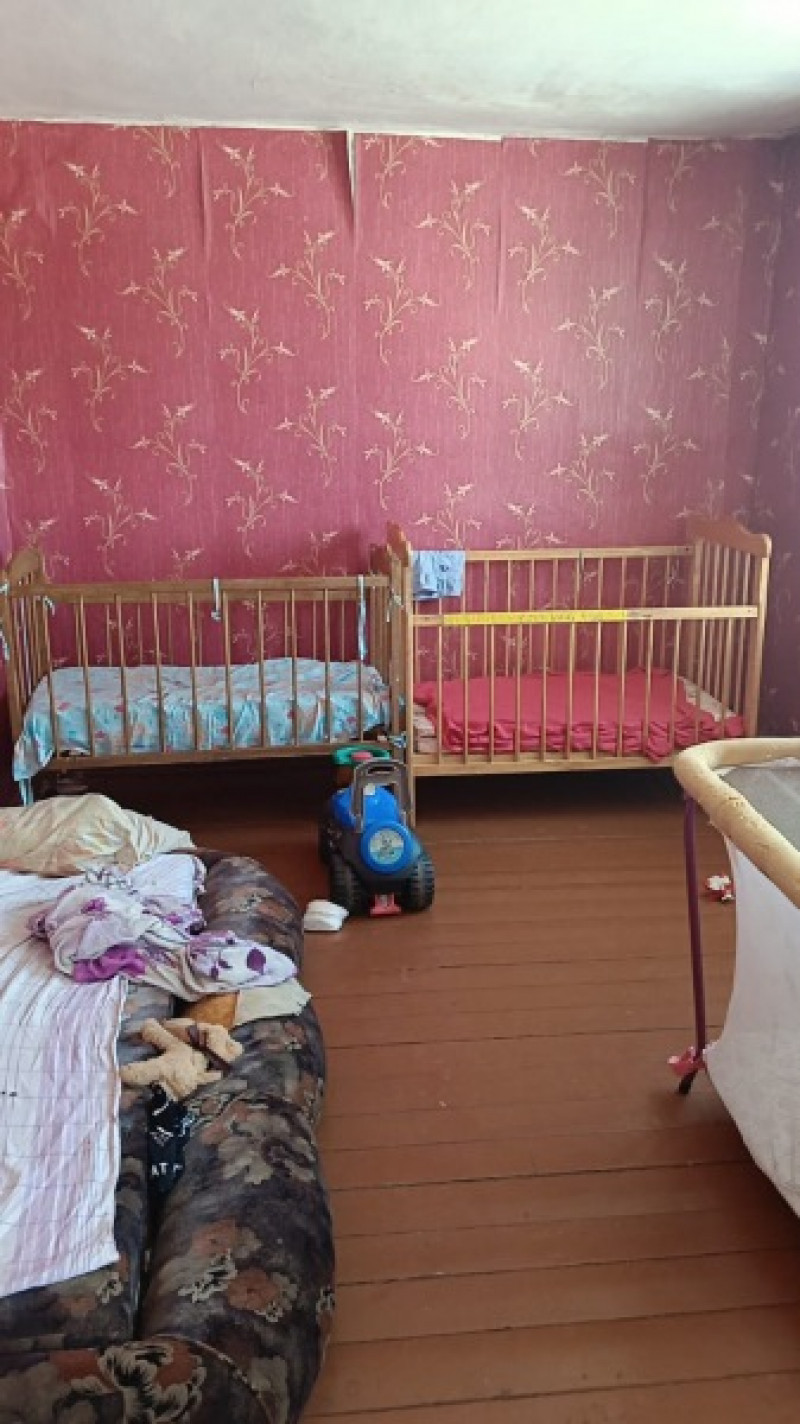 Малыши в Сергиевском районе постоянно находились запертыми, спали без постельного белья, подушек и одеял