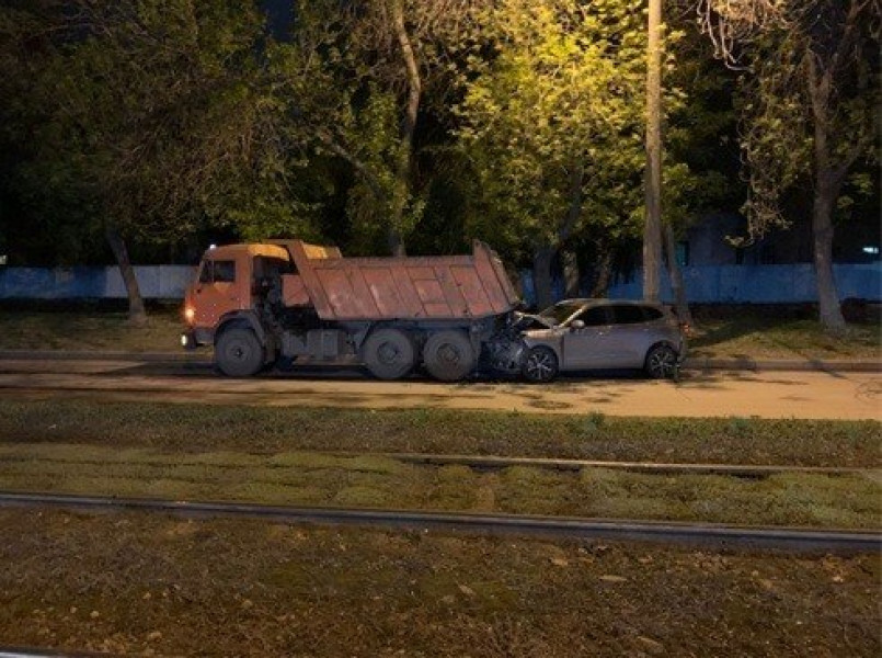 В Самаре ночью автомобилистка врезалась в КАМАЗ