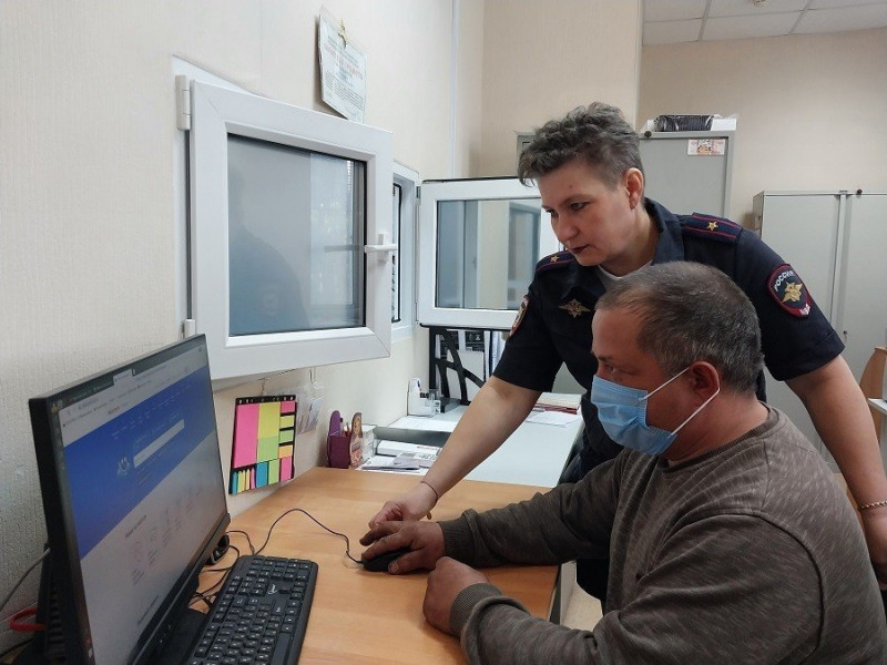 В Самарской области полицейские и общественники провели мероприятия по популяризации госуслуг в электронном виде