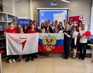 Самарские полицейские торжественно вручили паспорта юным жителям региона