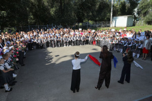 Елена Лапушкина приняла участие в торжественной линейке в школе №163