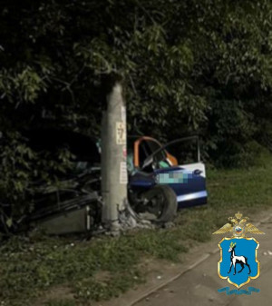 В Самаре девушка-водитель врезалась в столб