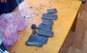 В ходе досмотра продуктовой передачи были обнаружены девять сверткой, обмотанных изолентой, которые были спрятаны в двух прозрачных пакетах с чаем.