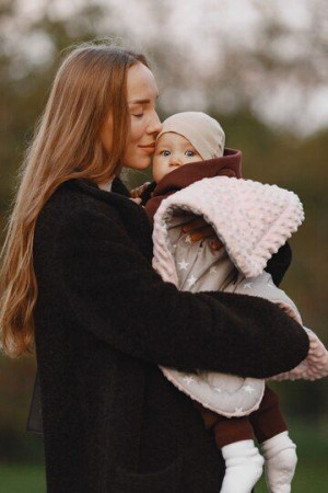 Подписано постановление, которое дает право девушкам в возрасте от 18 до 25 лет (включительно!) при рождении первого ребенка получить выплату в 100 тысяч рублей.