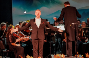 На конкурсе Максим Сударев исполнил арии из опер Р. Леонкавалло «Паяцы», Н. Римского-Корсакова «Царская невеста», произведение Г. Свиридова «Богоматерь в городе».