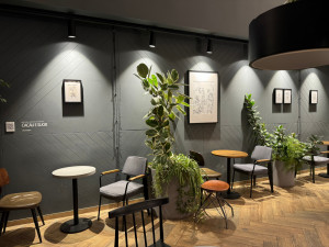 Выставка Алексея Журавлева представляет неоконченную серию графических работ, на которых изображены стебли, плоды и цветы кофе и какао.