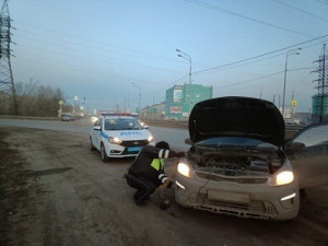 В Самарской области сотрудники Госавтоинспекции помогли автомобилистке