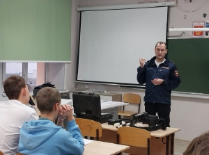 В Приволжском районе сотрудники полиции проводят для старшеклассников уроки профориентации