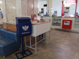 Принимают послания для зимних волшебников и самые обычные почтовые ящики.