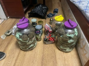 В ходе обыска в его квартире полицейские обнаружили и изъяли более 4 кг наркотических средств.