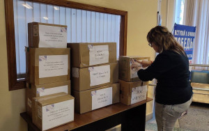 Регулярно «за ленточку» волонтеры отправляют медикаменты, строительные инструменты и инвентарь, запчасти для автомобилей, походные рюкзаки, одежда, белье, обувь, предметы личной гигиены, маскировочные сети, продукты питания, окопные свечи и многое другое.