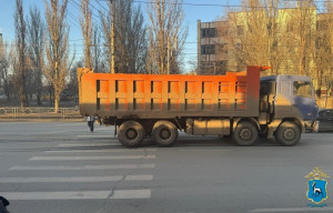 В Самаре самосвал сбил 18-летнюю девушку