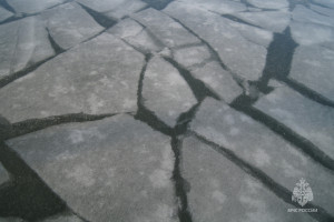 Рыбакам инспекторы ГИМС рекомендуют не торопиться на рыбалку в период становления льда, а дождаться крепких, устойчивых морозов, при которых образуется прочный ледяной покров, и риск провалиться в воду станет значительно меньше.