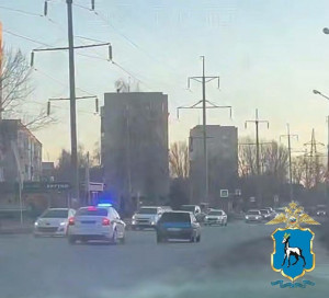 После непродолжительной погони сотрудники Госавтоинспекции остановили автомобиль, водитель которого не спешил сдаваться, а попытался скрыться бегством.