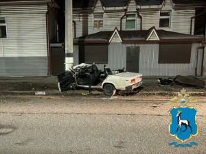 В Сызрани водитель пытался скрыться от полиции и врезался в столб